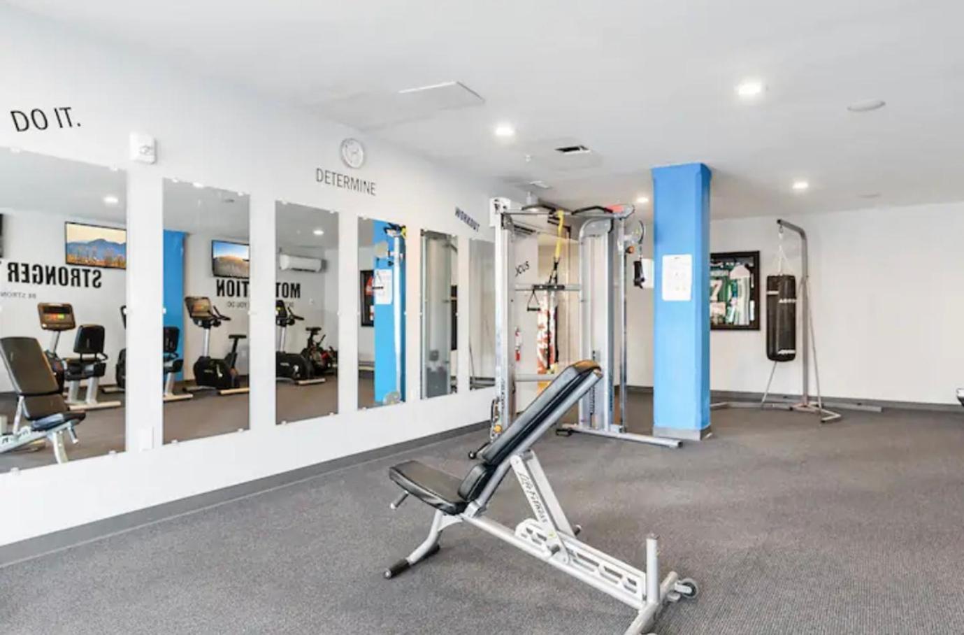 Sleek 1br W Rooftop Amenities Apartment