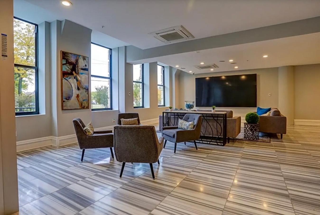 Sleek 1br W Rooftop Amenities Apartment Philadelphia