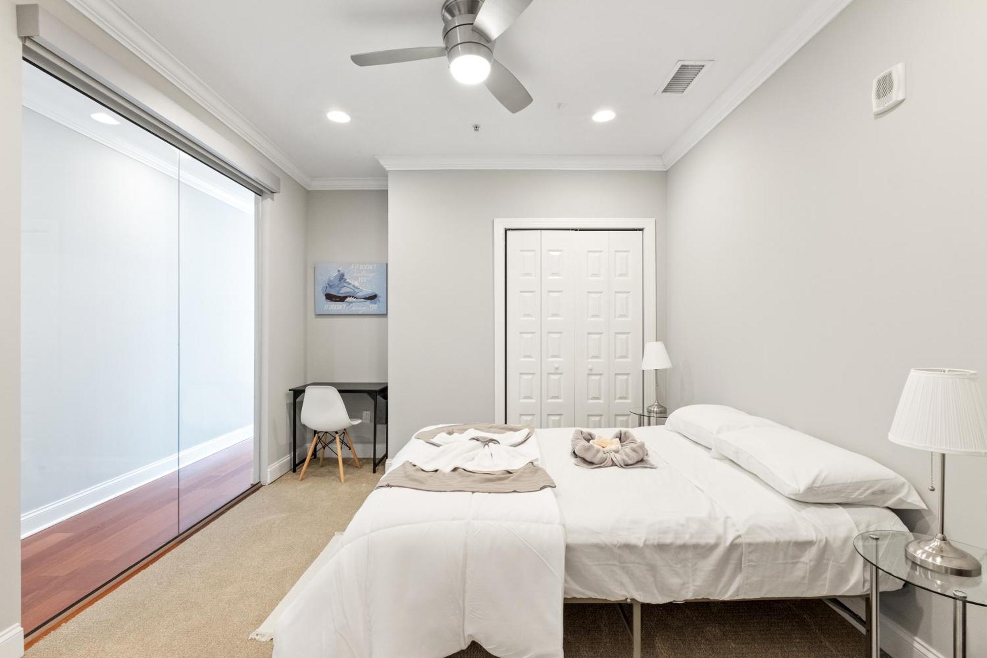 Apartment Sleek 1br W Rooftop Amenities *