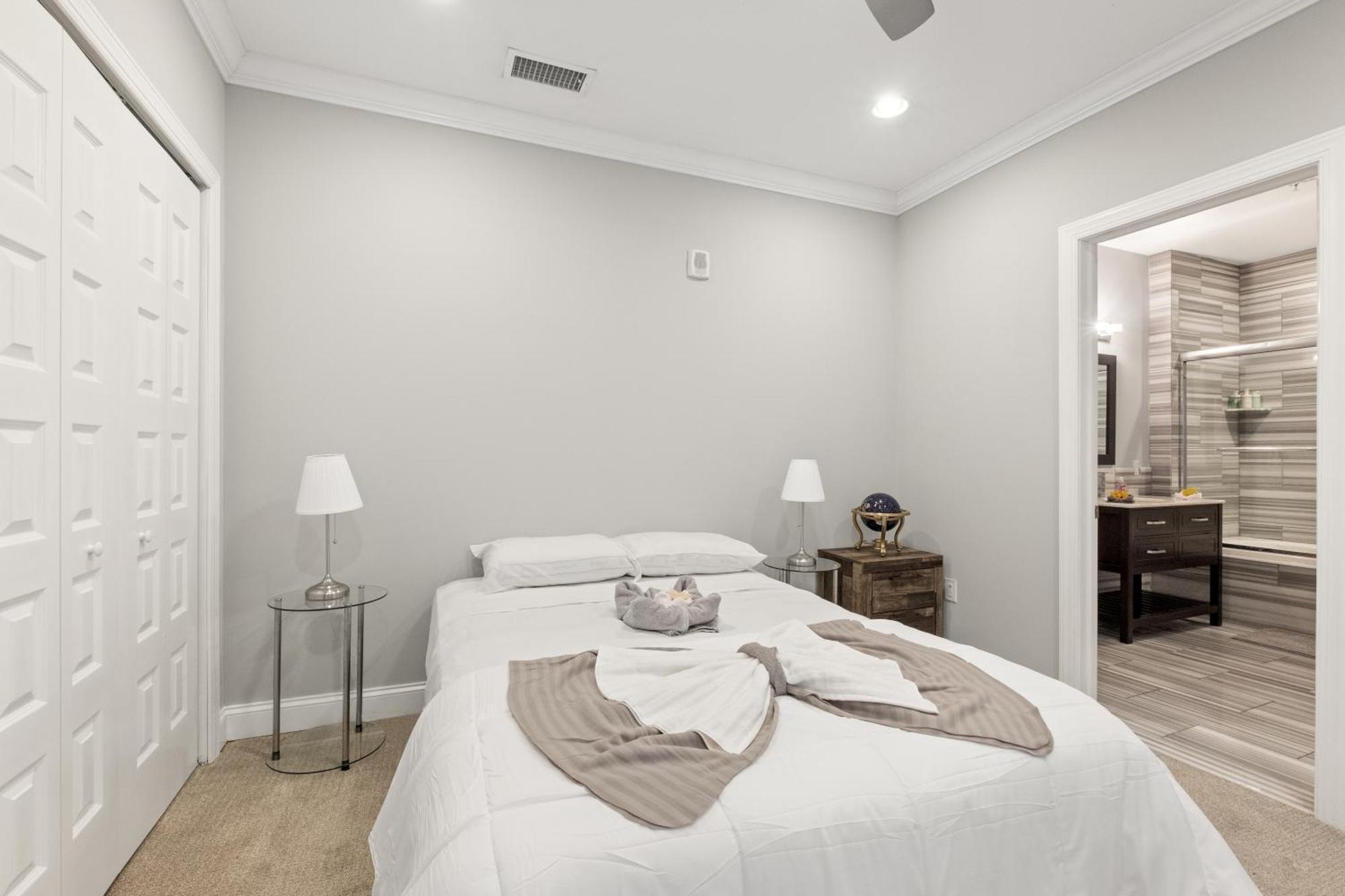 Sleek 1br W Rooftop Amenities Apartment *